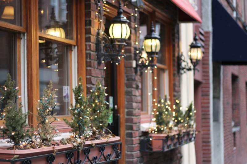 How to Decorate Your Homes Exterior for Christmas